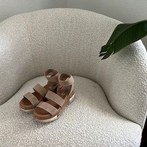 Steve Madden. Nude wedges. Size 6. Has some wear but you could easily clean.